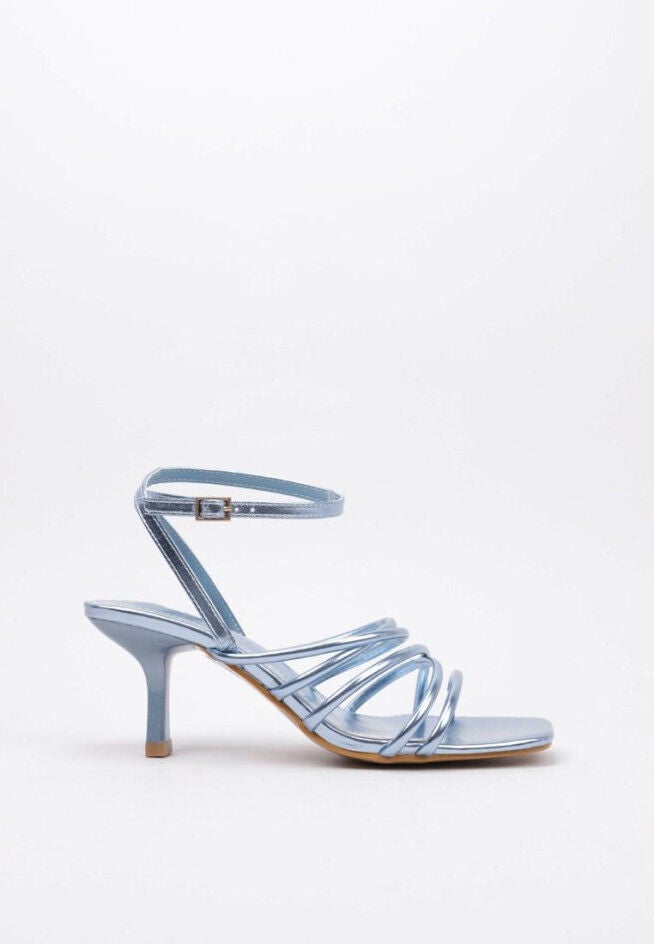 Sandalias de tacón celeste.