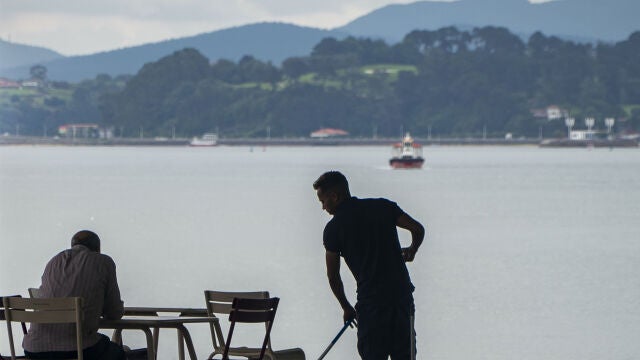 Un camarero trabaja en una terraza de Santander