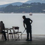 Un camarero trabaja en una terraza de Santander