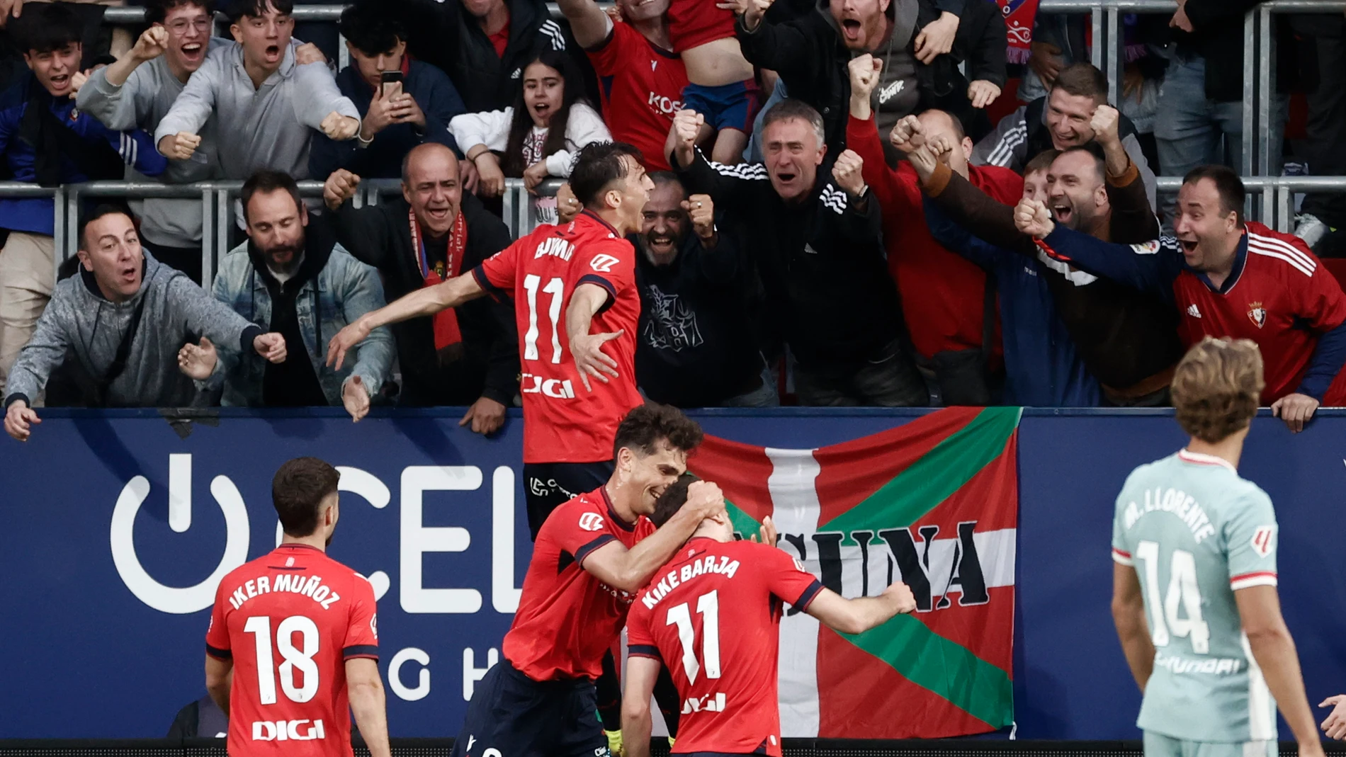 PAMPLONA, 15/05/2025.- El delantero croata de Osasuna Ante Budimir (C) celebra su gol, segundo del equipo navarro, durante el encuentro correspondiente a la jornada 36 de LaLiga EA Sports entre el Osasuna y el Atlético de Madrid este jueves en el Sadar, Pamplona. EFE/ Jesús Diges