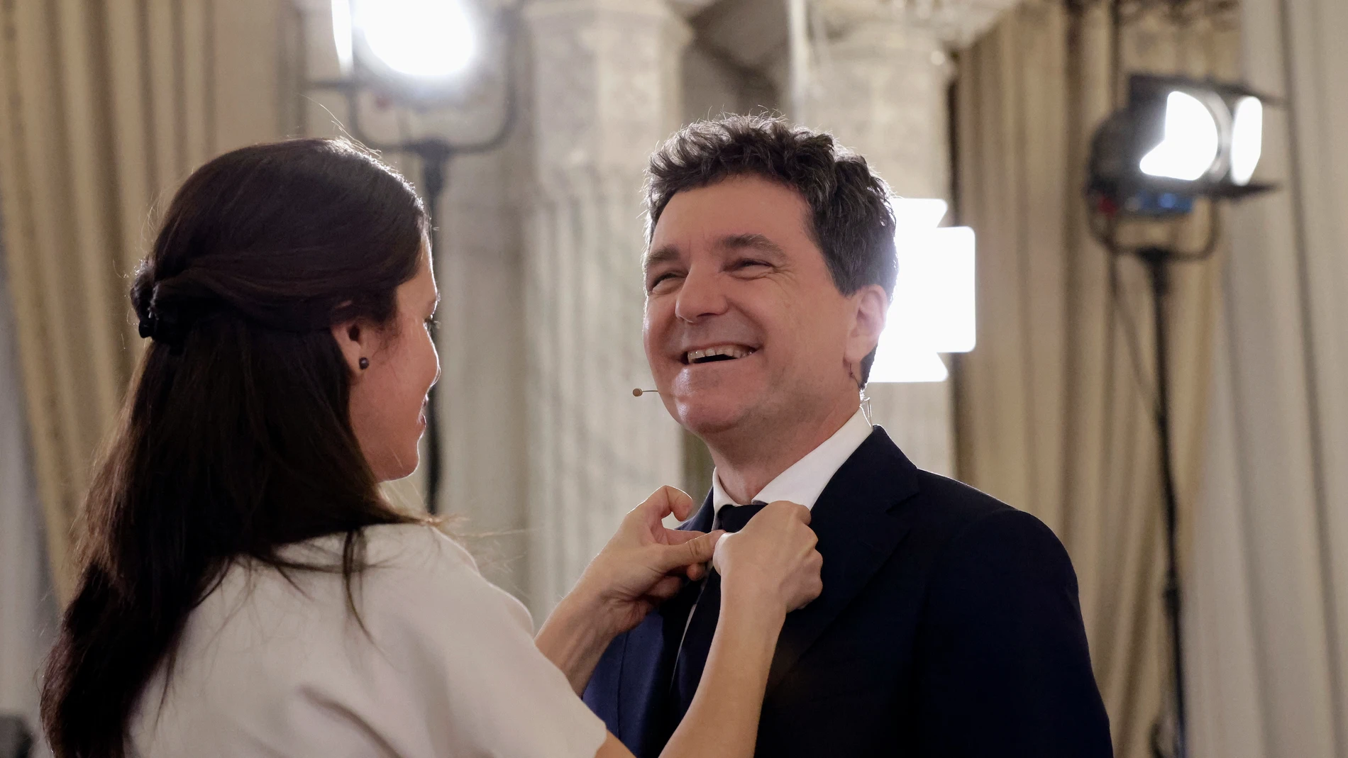 Bucharest (Romania), 15/05/2025.- Presidential candidate Bucharest's mayor Nicusor Dan (R) laughs as his partner Mirabela Gradinaru (L) performs the last check before to attend a live TV debate hosted by the TVR at Cotroceni presidential palace in Bucharest, Romania, 15 May 2025, in the absence of his opponent Simion who declined the invitation. (Elecciones, Rumanía, Bucarest) EFE/EPA/ROBERT GHEMENT
