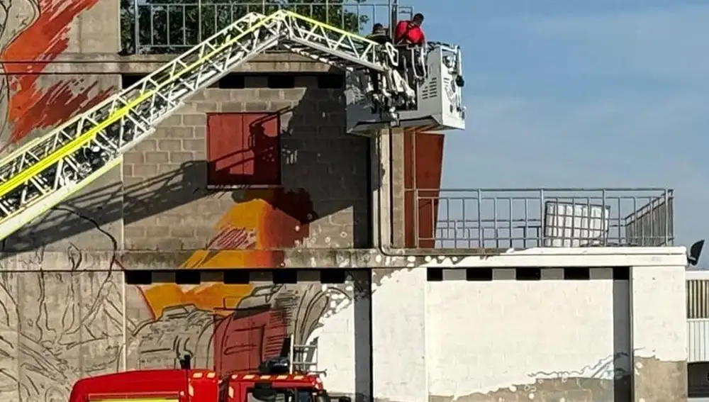 El mural en proceso de construcción.