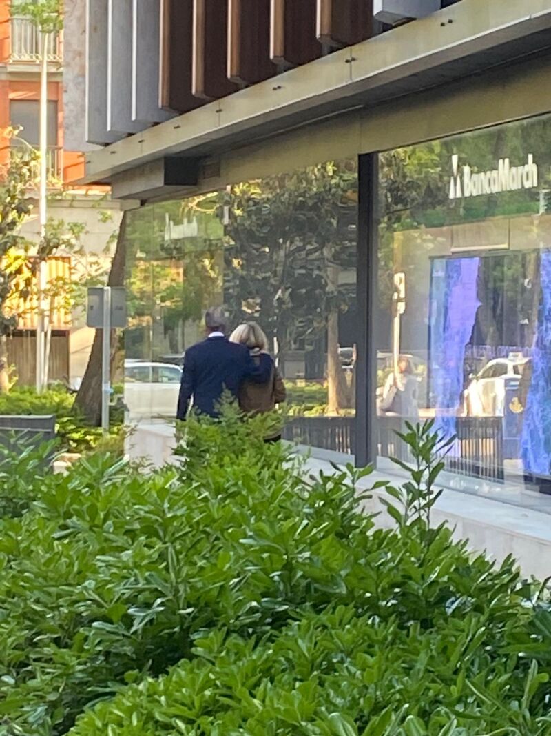 Mario Conde, paseando por Madrid con su nueva pareja, María José Castelví