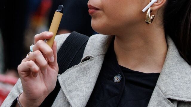 Imagen de archivo de una chica con un vapeador
