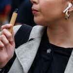 Imagen de archivo de una mujer con un vapeador