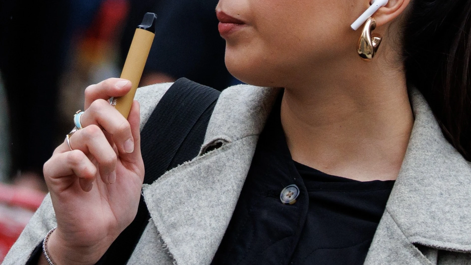 Imagen de archivo de una mujer con un vapeador