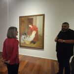 El comisario Damià Amorós, a la der., junto a una obra de Lluïsa Vidal