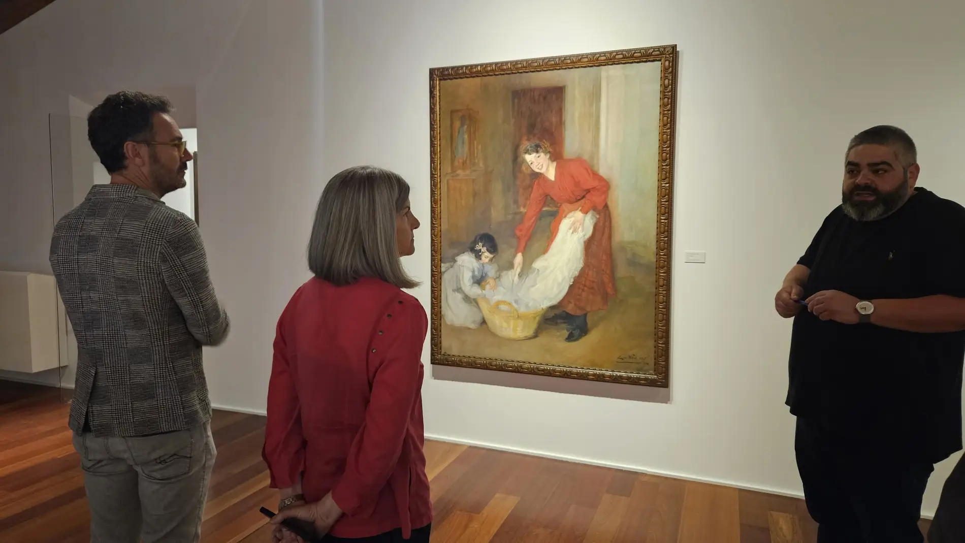 El comisario Damià Amorós, a la der., junto a una obra de Lluïsa Vidal