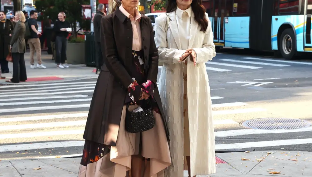 Sarah Jessica Parker y Kristin Davis grabando una escena de 'And Just Like That'.
