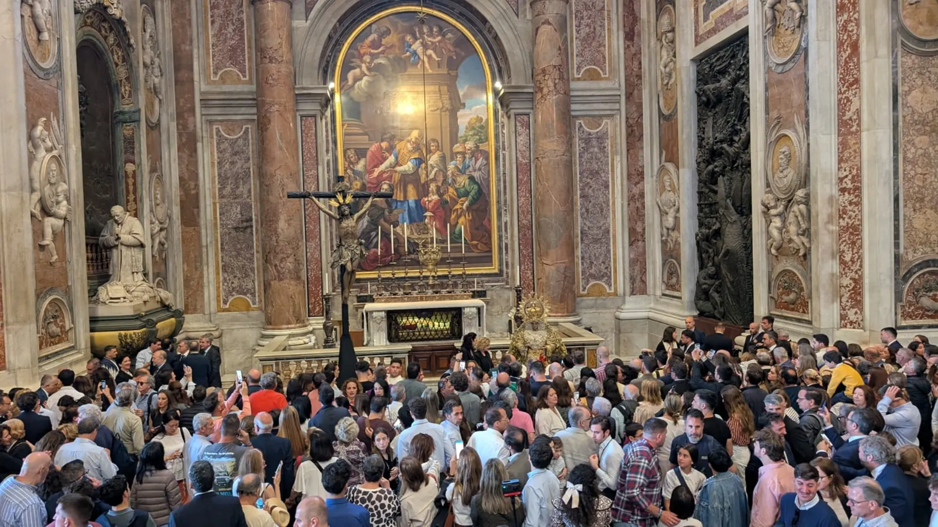 Miles de sevillanos y malagueños viajaron a Roma para acompañar al Cachorro y la Esperanza
