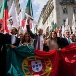 Diputados del partido ultraderechista Chega hacen campaña con una bandera portuguesa en Lisboa