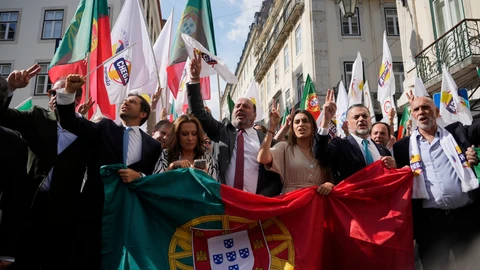 Diputados del partido ultraderechista Chega hacen campaña con una bandera portuguesa en Lisboa