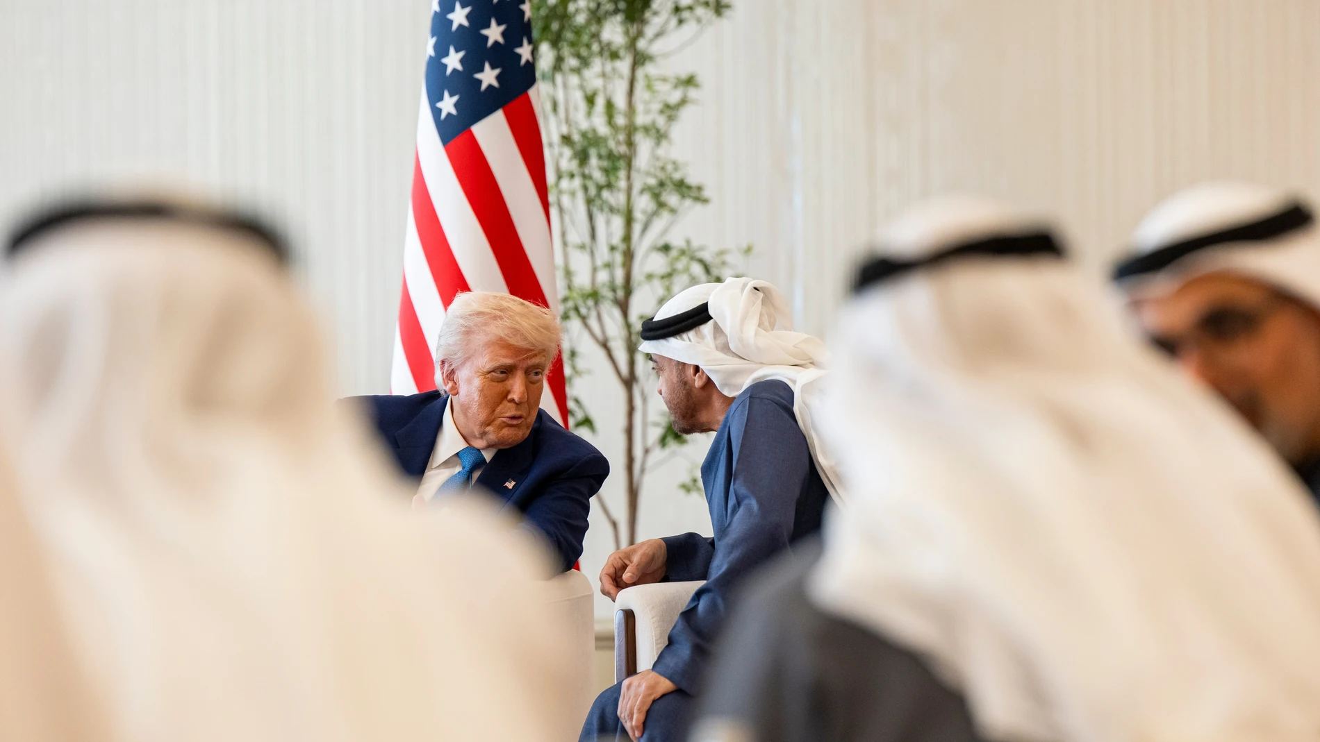 ABU DHABI (United Arab Emirates), 16/05/2025.- A handout photo made available by the UAE's Presidential Court shows President of the United Arab Emirates Sheikh Mohamed bin Zayed Al Nahyan (C-R) speaking with US President Donald Trump (C-L) during his farewell at the Presidential Airport in Abu Dhabi, United Arab Emirates, 16 May 2025. (Emiratos Árabes Unidos) EFE/EPA/UAE PRESIDENTIAL COURT / HANDOUT HANDOUT EDITORIAL USE ONLY/NO SALES