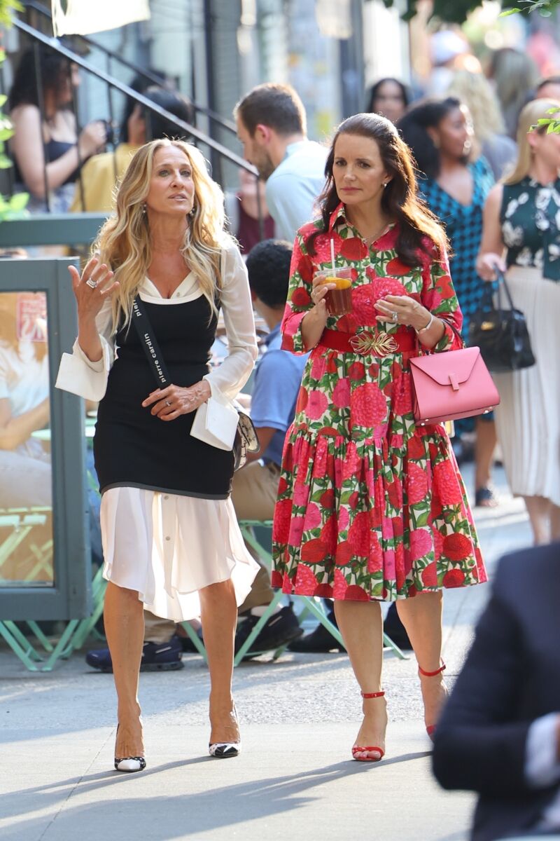 Sarah Jessica Parker y Kristin Davis grabando una escena de 'And Just Like That'.