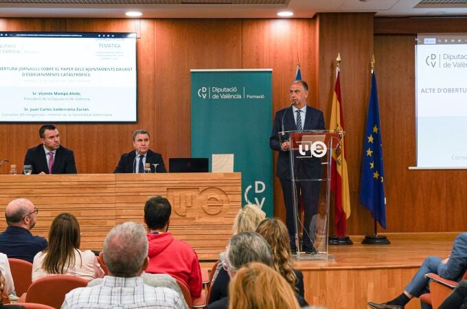 El conseller de Emergencias habla en la formación a ayuntamientos ante catástrofes organizada por la Diputación de Valencia