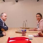 Economía.- Las direcciones de Junts y Comuns abordan la reducción de jornada y traspasos de competencias