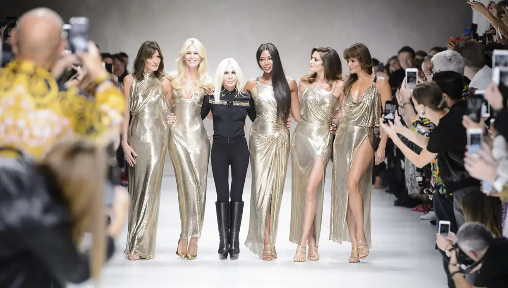 Donatella Versace, Carla Bruni, Claudia Schiffer, Naomi Campbell, Cindy Crawford y Helena Christensen.