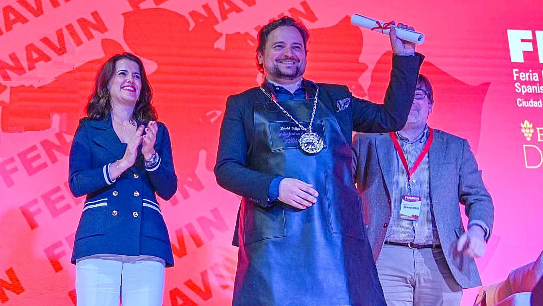 David Felipe Arranz, con el delantal y el diploma que lo acreditan como embajador