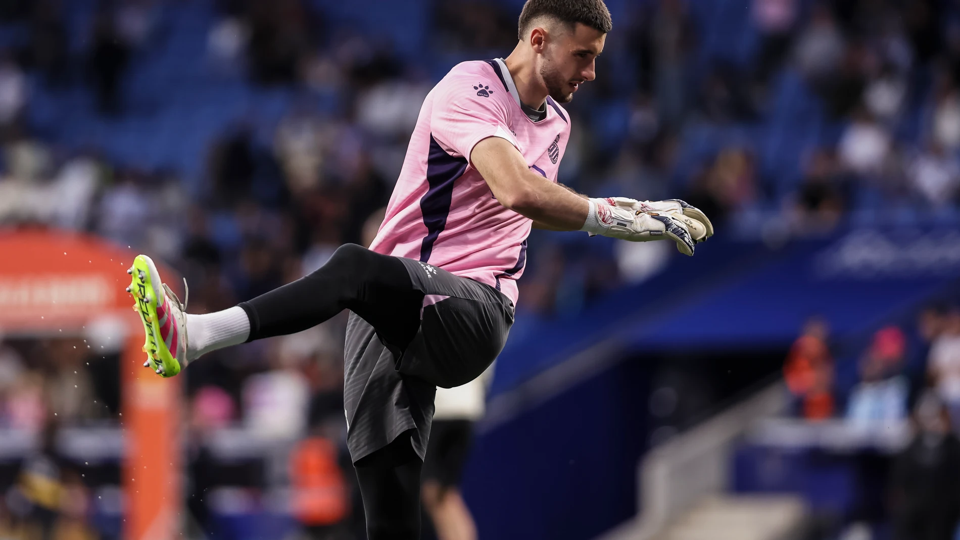 Joan Garcia of RCD Espanyol warms up during the Spanish league, La Liga EA Sports, football match played between RCD Espanyol and FC Barcelona at RCDE Stadium on May 15, 2025 in Cornella, Barcelona, Spain. AFP7 15/05/2025 ONLY FOR USE IN SPAIN