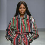 Naomi Campbell en el primer desfile de Kenneth Ize en la Semana de la Moda de París en 2020.