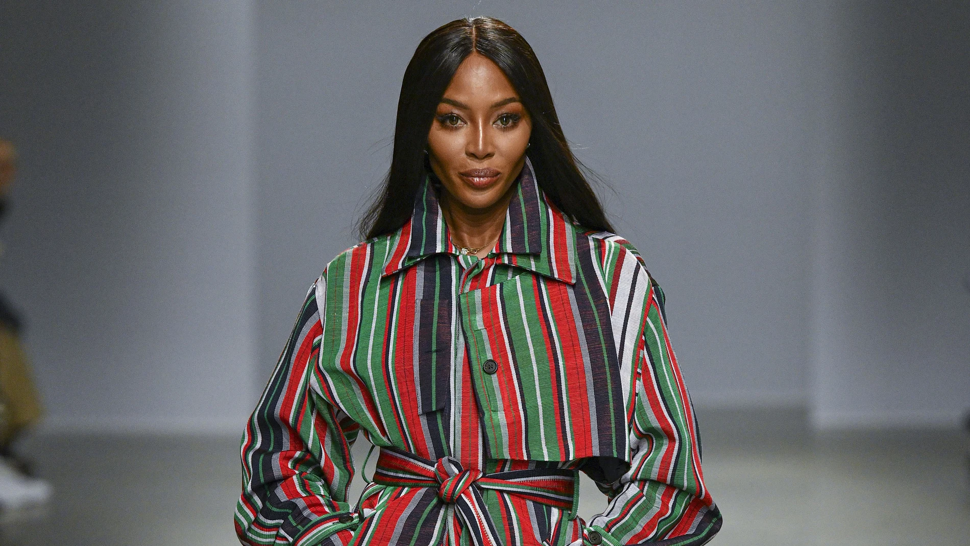Naomi Campbell en el primer desfile de Kenneth Ize en la Semana de la Moda de París en 2020.