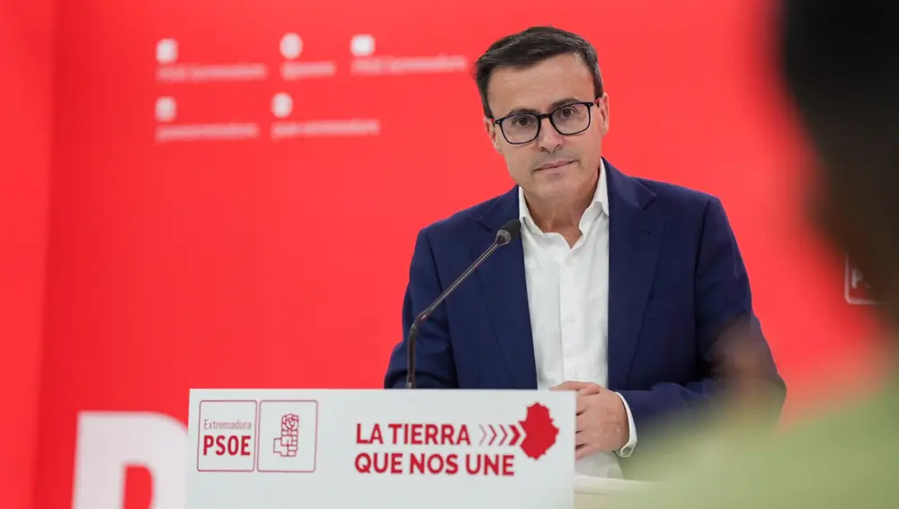 El secretario general del PSOE, Miguel Ángel Gallardo, en rueda de prensa