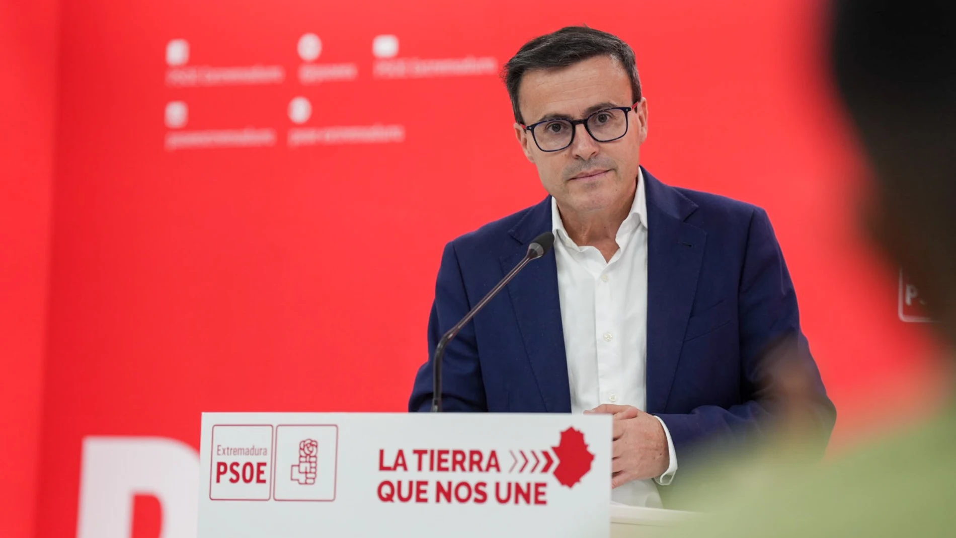 El secretario general del PSOE, Miguel Ángel Gallardo, en rueda de prensa REMITIDA / HANDOUT por PSOE DE EXTREMADURA Fotografía remitida a medios de comunicación exclusivamente para ilustrar la noticia a la que hace referencia la imagen, y citando la procedencia de la imagen en la firma 16/05/2025