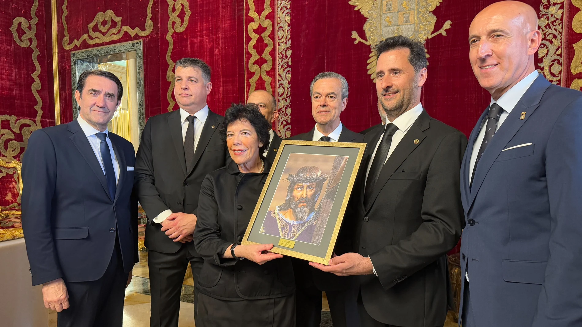 Suárez-Quiñones y José Antonio Díez, en la Embajada de España ante la Sede Sede junto a la embajadora Isabel Celaá y miembros de la Cofradía del Dulce Nombre de Jesús Nazareno de León