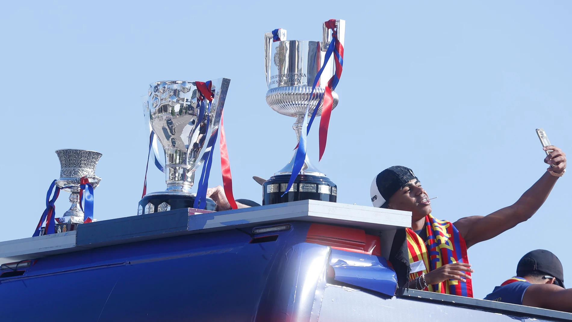 GRAFCAT8382. BARCELONA (ESPAÑA), 16/05/2025.- El jugador del FC Barcelona, Lamine yamal, durante la rúa con la que el equipo azulgrana celebra este viernes la consecución del triplete nacional (Supercopa de España, Copa del Rey y LaLiga) por las calles de la capital catalana. EFE/Quique García
