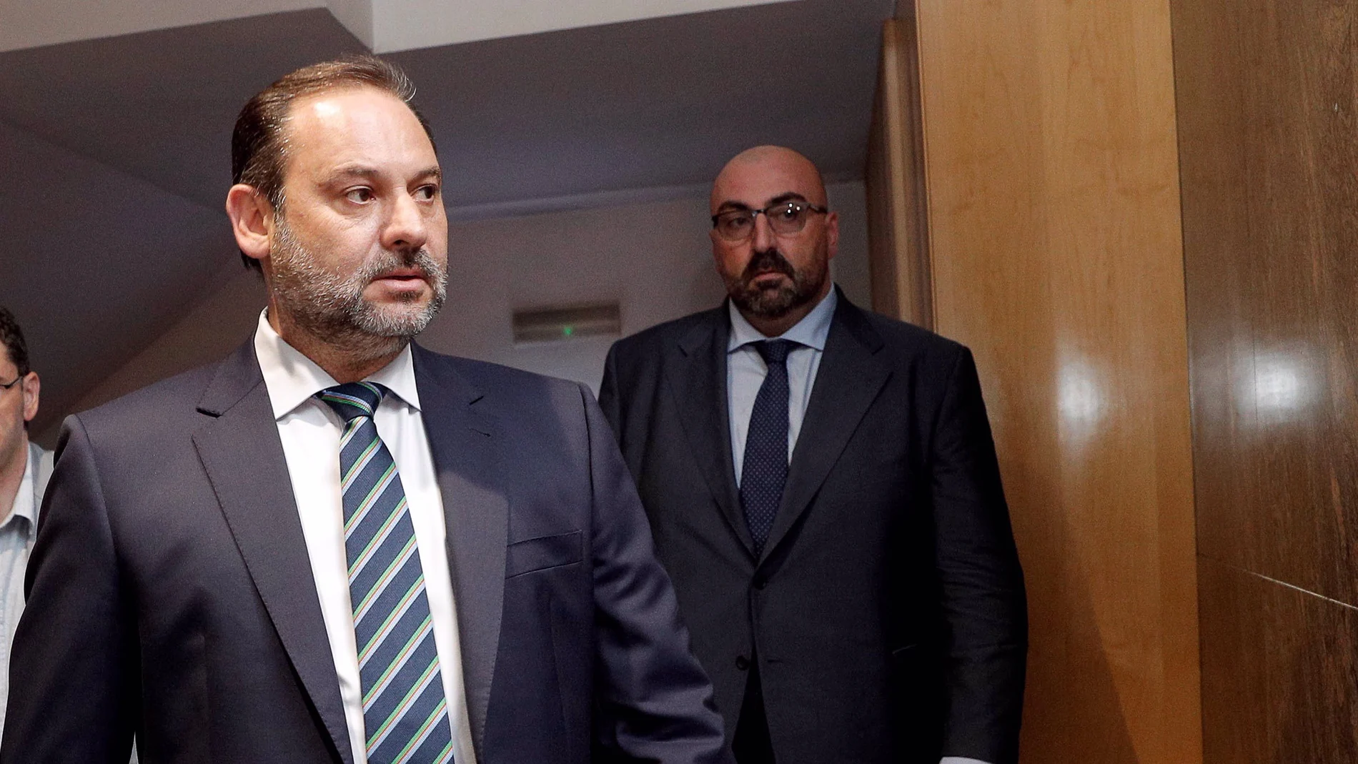 Koldo García (d) junto al entonces ministro de Fomento, José Luis Ábalos (i)