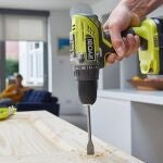 Ryobi lanza ofertón en su taladro inalámbrico con doble batería y muchos ya lo están comprando