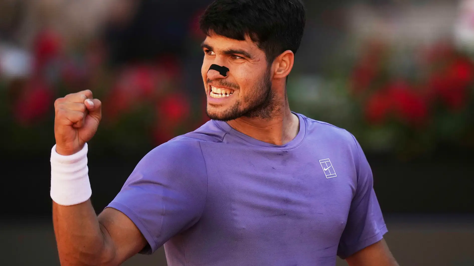 Spain's Carlos Alcaraz celebrates after winning point during the semifinal tennis match against taly's Lorenzo Musetti at the Italian Open, in Rome, Friday, May 16, 2025. (AP Photo/Andrew Medichini)