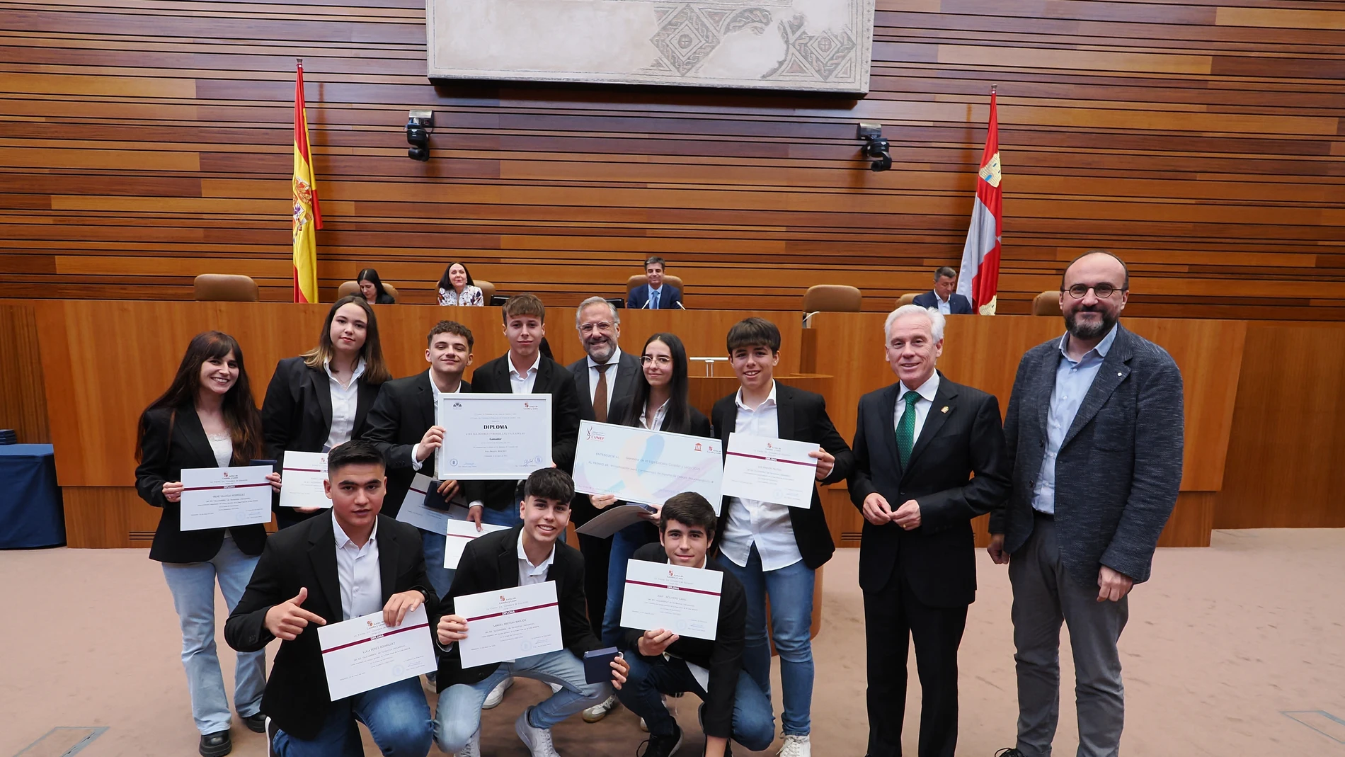 Carlos Pollán y Luis Domingo González junto a uno de los equipos ganadores