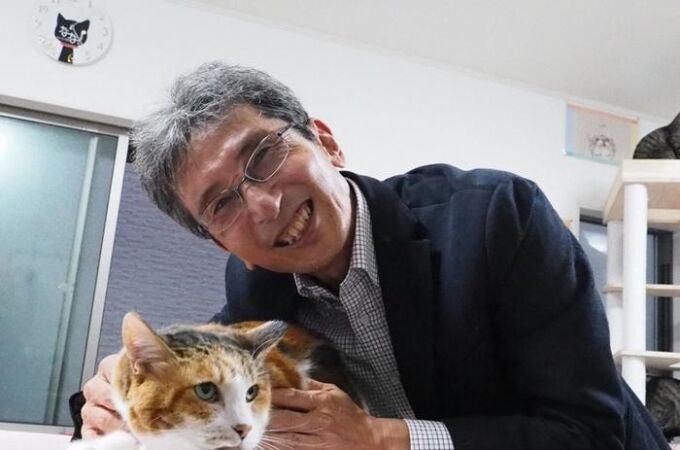 El profesor Hiroyuki Sasaki, genetista de la Universidad de Kyushu con debilidad por los gatos, entabla rápidamente amistad con uno de los gatos carey de un refugio local mientras busca el gen responsable del pelaje anaranjado.