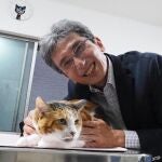 El profesor Hiroyuki Sasaki, genetista de la Universidad de Kyushu con debilidad por los gatos, entabla rápidamente amistad con uno de los gatos carey de un refugio local mientras busca el gen responsable del pelaje anaranjado.