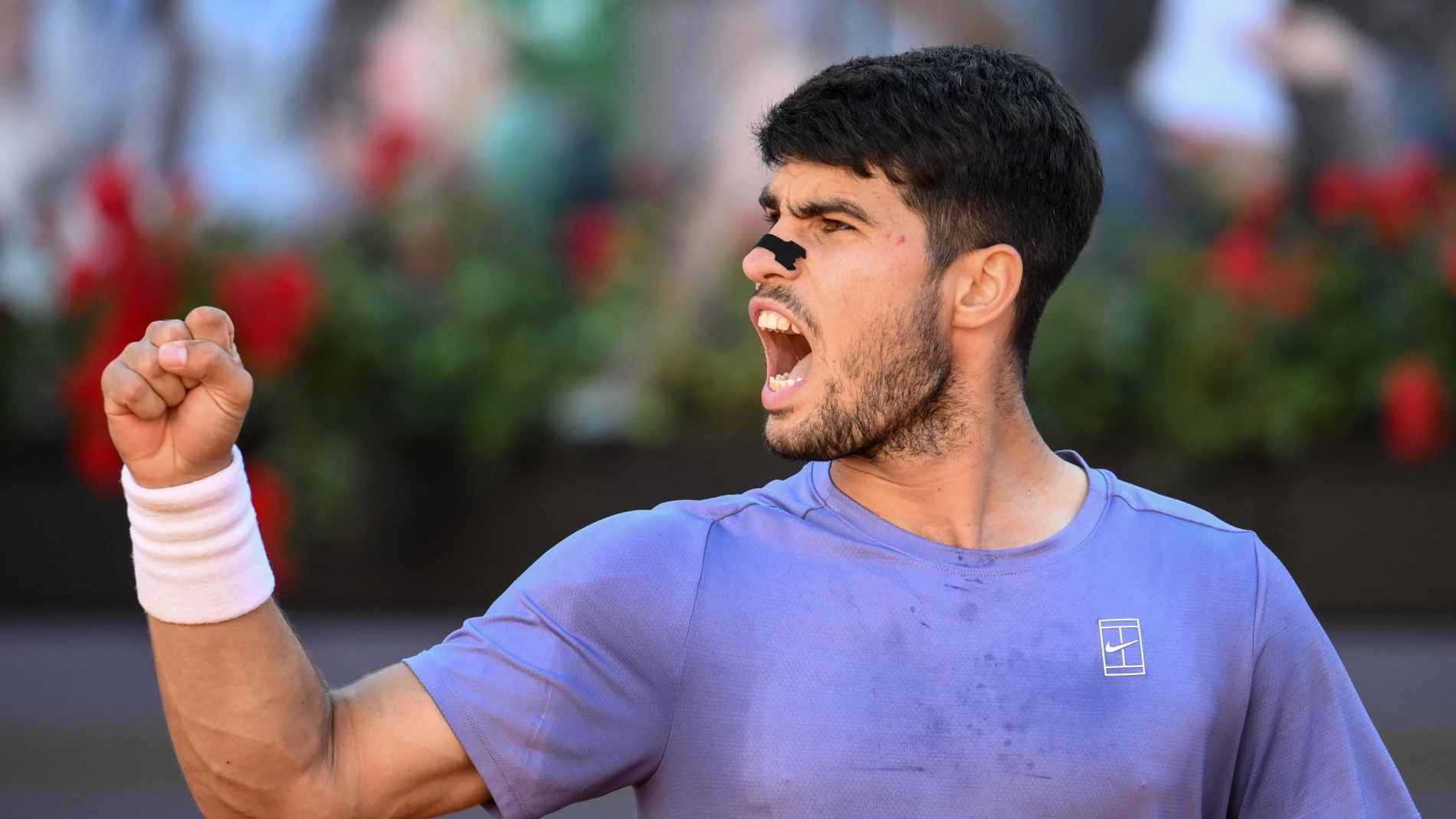 FOTODELDÍA ROMA (ITALIA), 16/05/2025.- El español Carlos Alcaraz, que al terminar la semana será número 2 del mundo, desquició este viernes al italiano Lorenzo Musetti en las semifinales del Masters 1.000 de Roma, en un partido en el que fue superior y que cerró en dos sets, por 6-3 y 7-6 (4), para disputar su primera final en Roma. EFE/ Fabio Frustaci