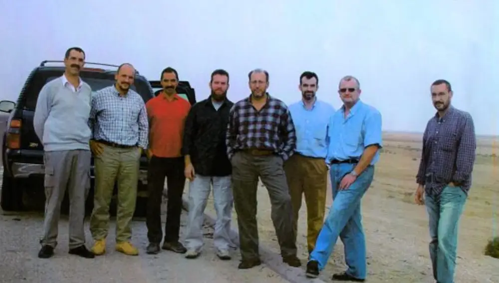 Imagen de archivo de los ocho agentes del CNI que fueron emboscados en Irak.