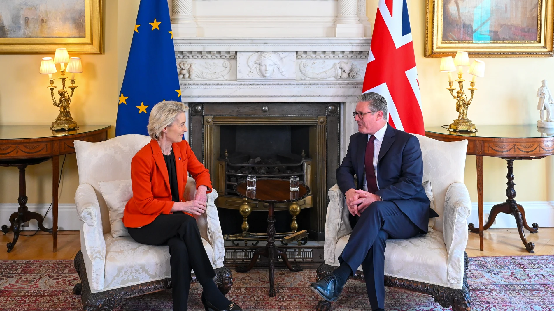 El primer ministro de Reino Unido, Keir Starmer, y la presidenta de la Comisión Europea, Ursula von der Leyen, en un encuentro en Londres. REMITIDA / HANDOUT por DATI BENDO / EUROPEAN UNION Fotografía remitida a medios de comunicación exclusivamente para ilustrar la noticia a la que hace referencia la imagen, y citando la procedencia de la imagen en la firma 24/04/2025