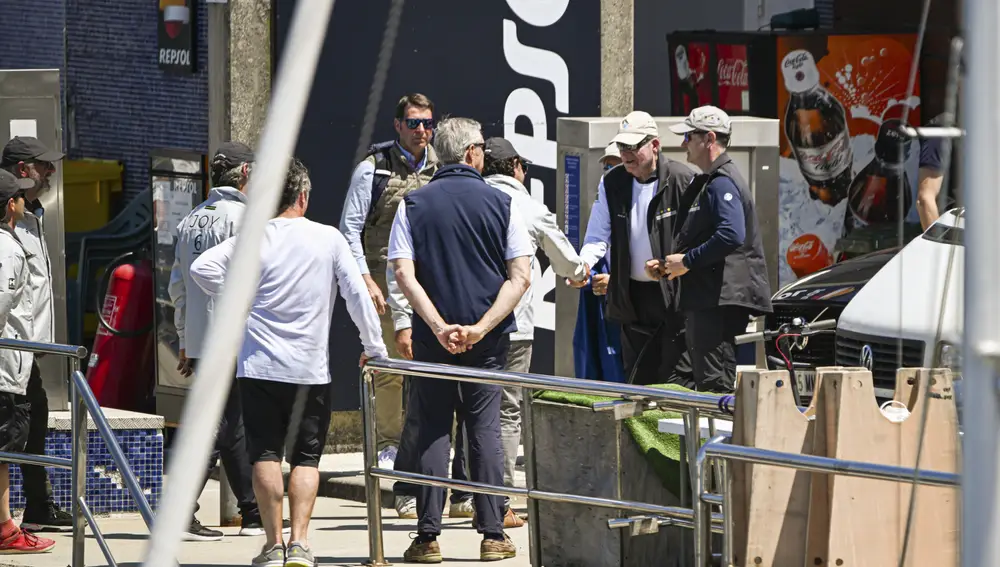 El Rey Juan Carlos con su equipo en Sanxenxo