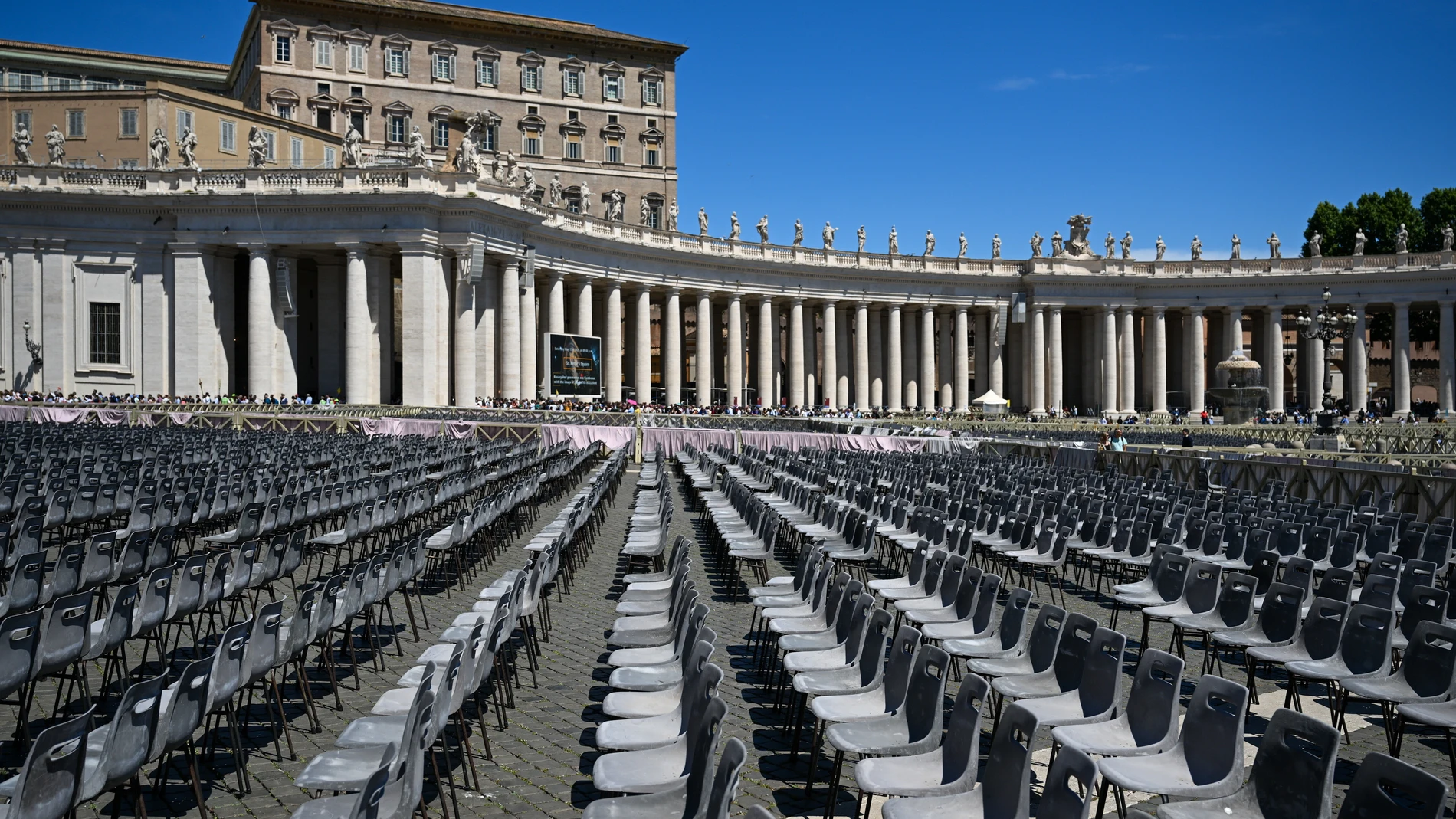 Preparativos para la ceremonia de Pontificado en la Plaza de San Pedro