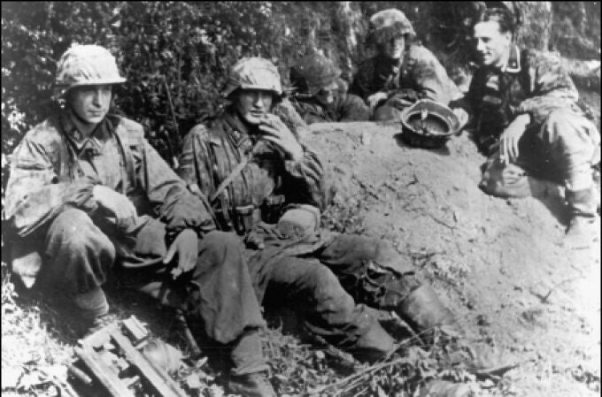 Soldados de la 17. SS-Panzergrenadier-Division "Götz von Berlichingen", unidad de élite, se toman un respiro de los combates que siguieron al desembarco de Normandía; menos de un año después, formaciones de esta unidad Waffen-SS sitiaron el castillo de Itter