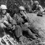 Soldados de la 17. SS-Panzergrenadier-Division "Götz von Berlichingen", unidad de élite, se toman un respiro de los combates que siguieron al desembarco de Normandía; menos de un año después, formaciones de esta unidad Waffen-SS sitiaron el castillo de Itter