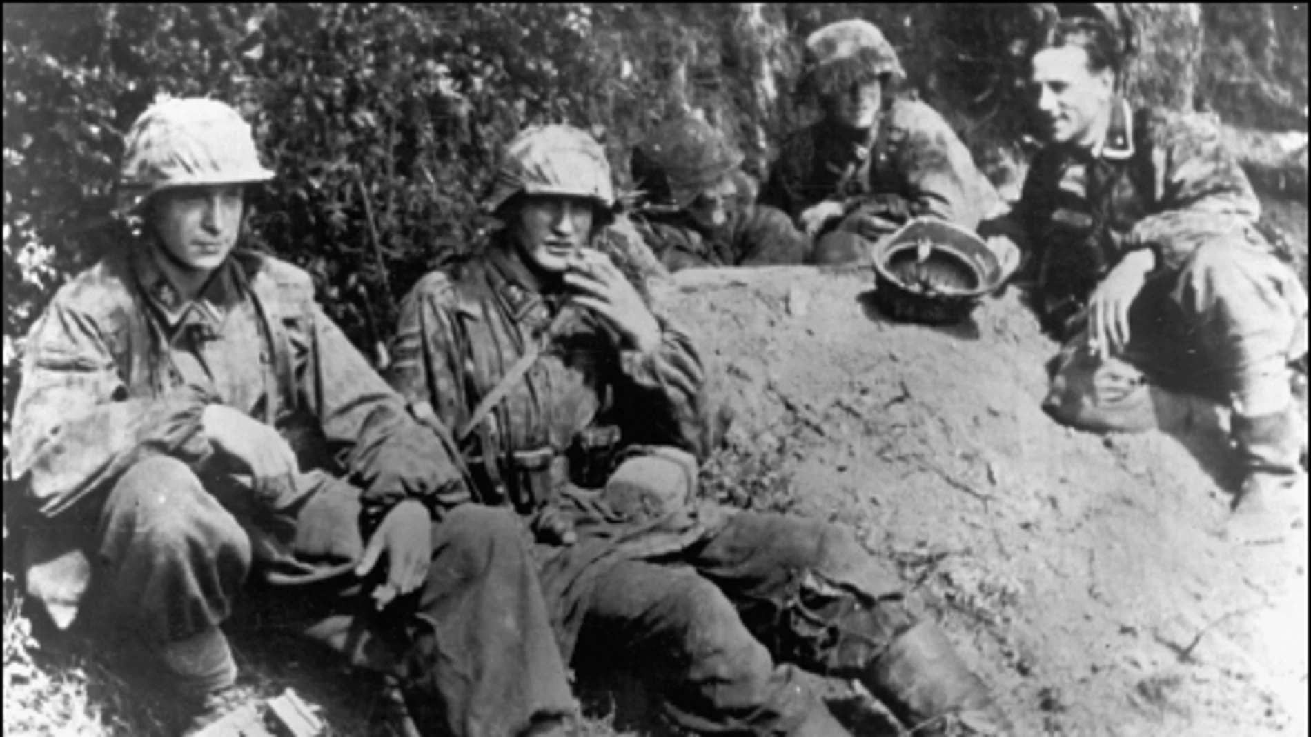 Soldados de la 17. SS-Panzergrenadier-Division "Götz von Berlichingen", unidad de élite, se toman un respiro de los combates que siguieron al desembarco de Normandía; menos de un año después, formaciones de esta unidad Waffen-SS sitiaron el castillo de Itter
