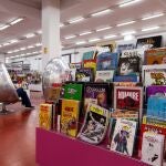 Mostrador con ejemplares de novela gráfica y cómics en la Biblioteca Regional de Murcia.