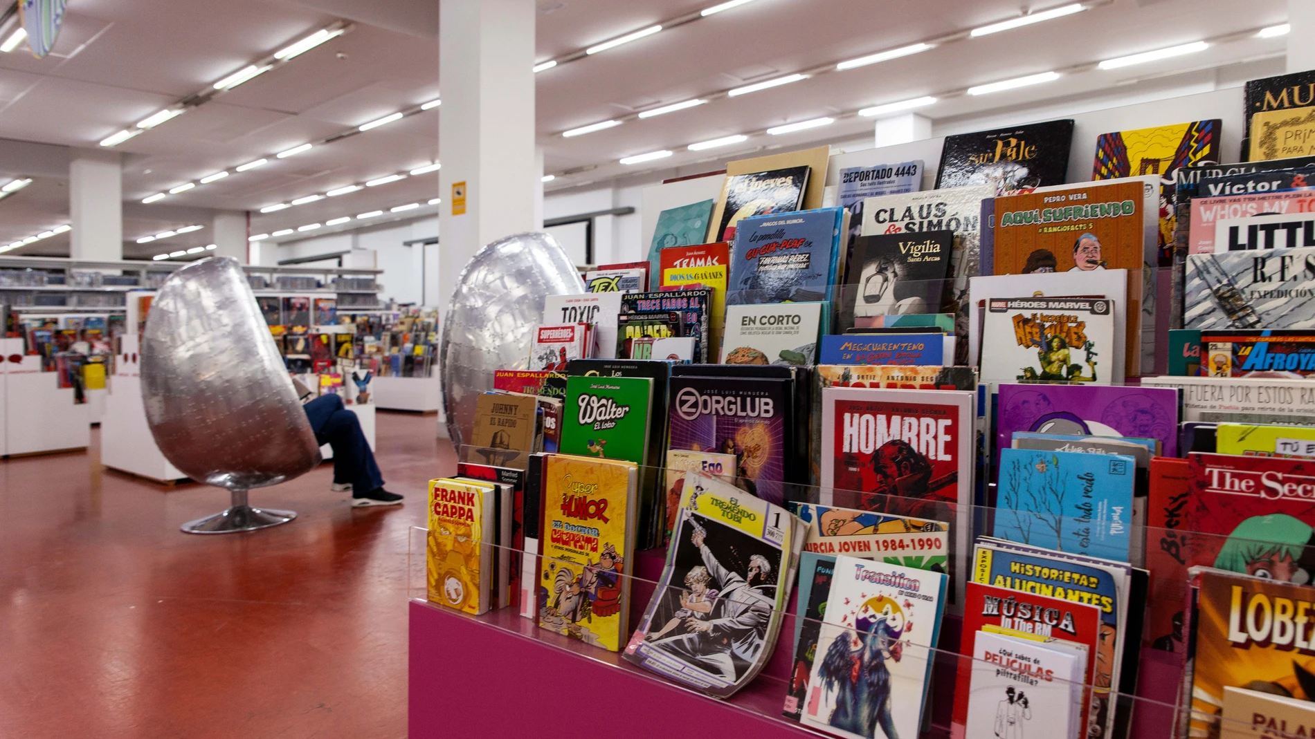 (Foto de ARCHIVO) Mostrador con ejemplares de novela gráfica y cómics en la Biblioteca Regional de Murcia. Carme Ripollés / Europa Press 17/01/2023