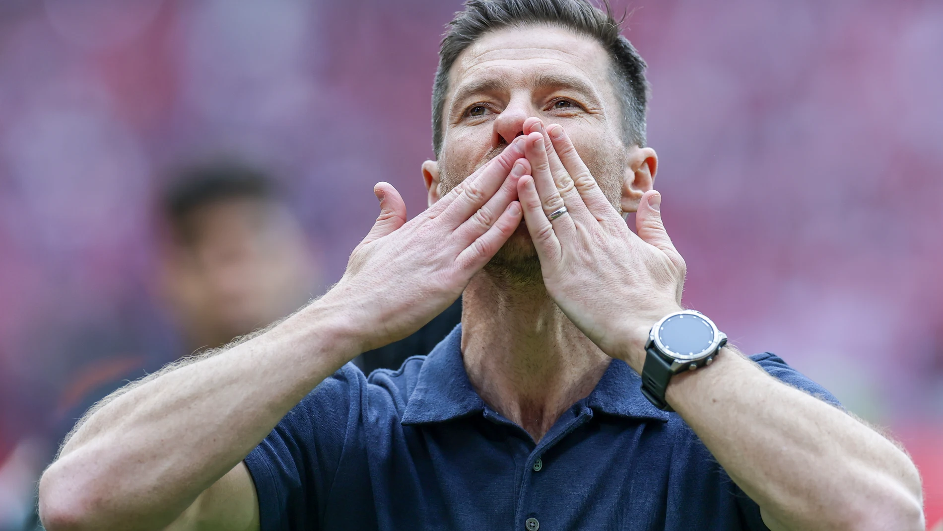 MAINZ (Germany), 17/05/2025.- Leverkusen head coach Xabi Alonso applauds to supportes after the German Bundesliga soccer match between 1. FSV Mainz 05 and Bayer Leverkusen in Dortmund, Germany, 17 May 2025. (Alemania) EFE/EPA/CHRISTOPHER NEUNDORF CONDITIONS - ATTENTION: The DFL regulations prohibit any use of photographs as image sequences and/or quasi-video.
