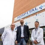 Carsten Dirksen, jefe del Departamento de Endocrinología del Hospital Universitario de Copenhague-Hvidovre y profesor de la Universidad de Copenhague (C), junto al jefe de Servicio del Endocrinología y Nutrición del Hospital Clínico Universitario de Valladolid, Daniel de Luis, y el director Gerente del Hospital Clínico Universitario de Valladolid, José Antonio Arranz