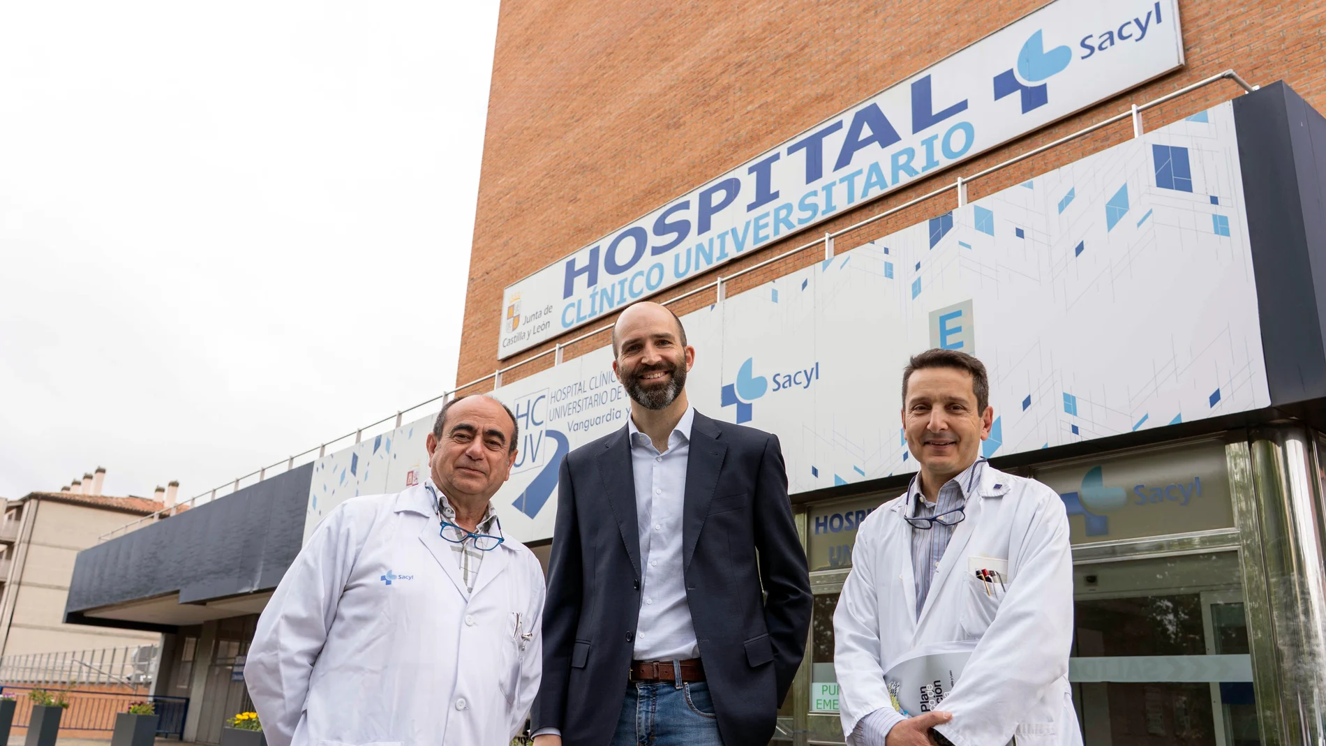 Carsten Dirksen, jefe del Departamento de Endocrinología del Hospital Universitario de Copenhague-Hvidovre y profesor de la Universidad de Copenhague (C), junto al jefe de Servicio del Endocrinología y Nutrición del Hospital Clínico Universitario de Valladolid, Daniel de Luis, y el director Gerente del Hospital Clínico Universitario de Valladolid, José Antonio Arranz