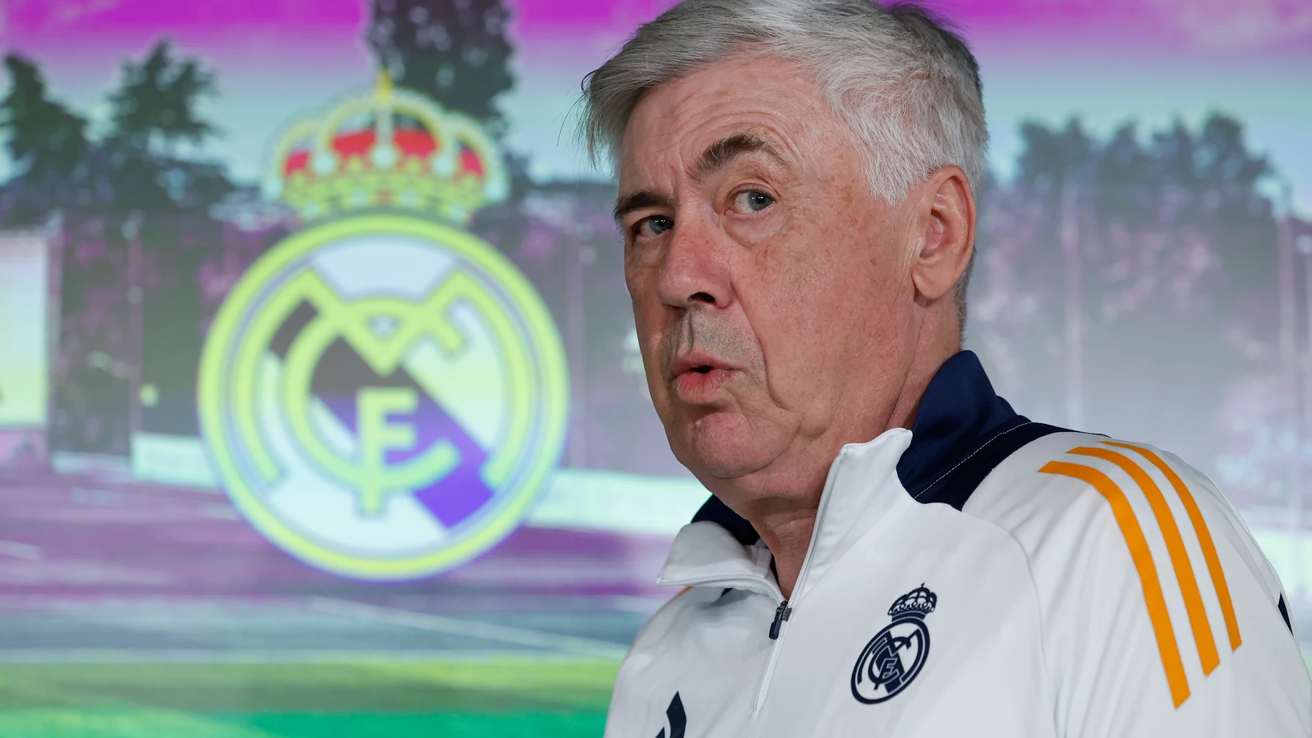 MADRID, 17/05/2025.- El entrenador del Real Madrid, Carlo Ancelotti, ofrece una rueda de prensa después del entrenamiento del equipo este sábado en la Ciudad Deportiva del Real Madrid en Valdebebas. EFE/Mariscal