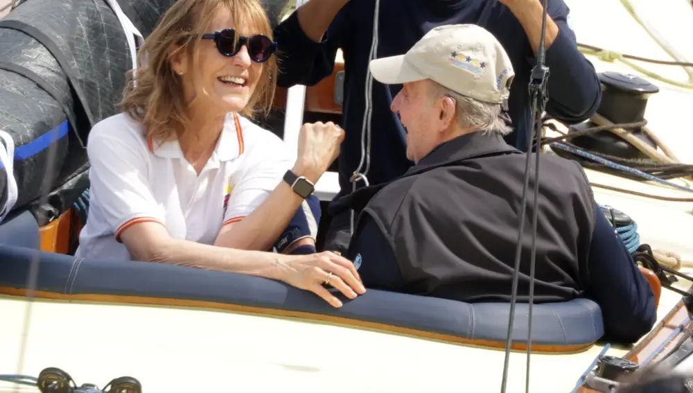 El Rey Juan Carlos da comienzo a las regatas en Sanxenxo